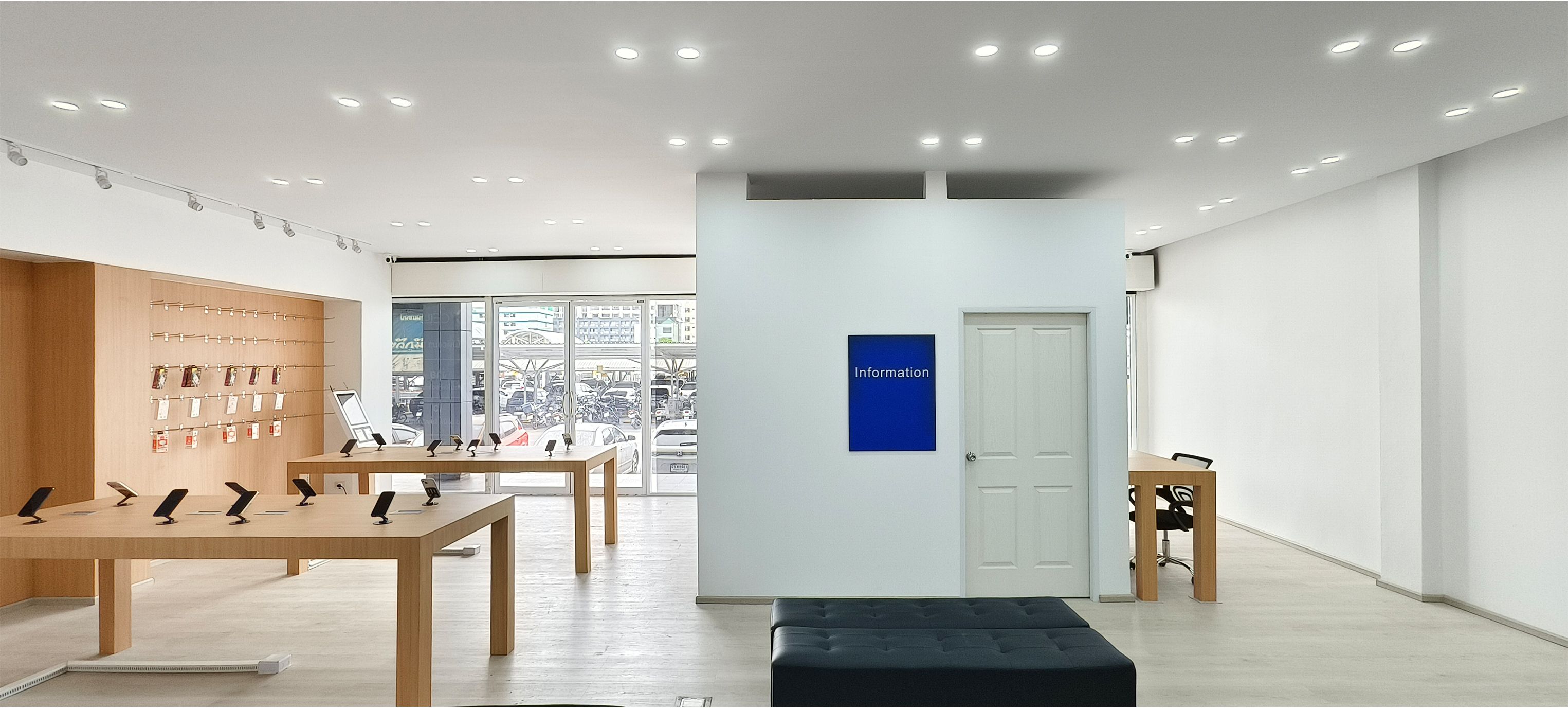 มุมด้านหน้าภายในร้าน CellMore สาขาลาดพร้าว