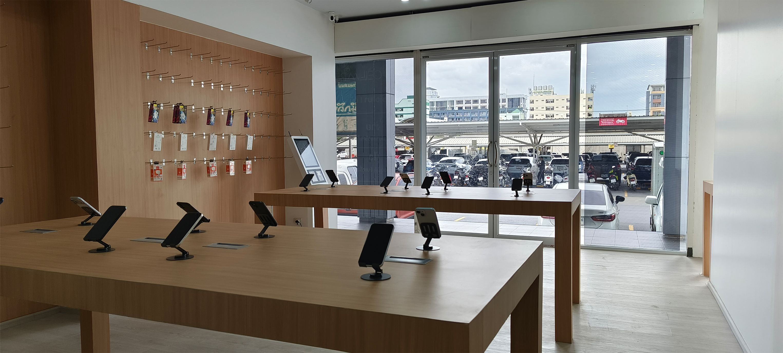 โต๊ะจัดแสดง iPhone ภายในร้าน CellMore สาขาลาดพร้าว